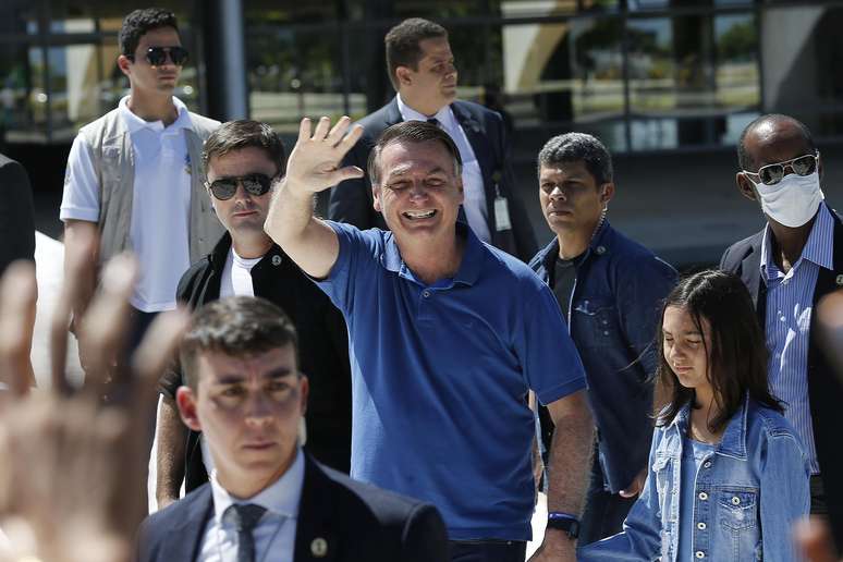 O presidente da República, Jair Bolsonaro, acompanhado da filha Laura, desce a rampa do Palácio do Planalto, em Brasília