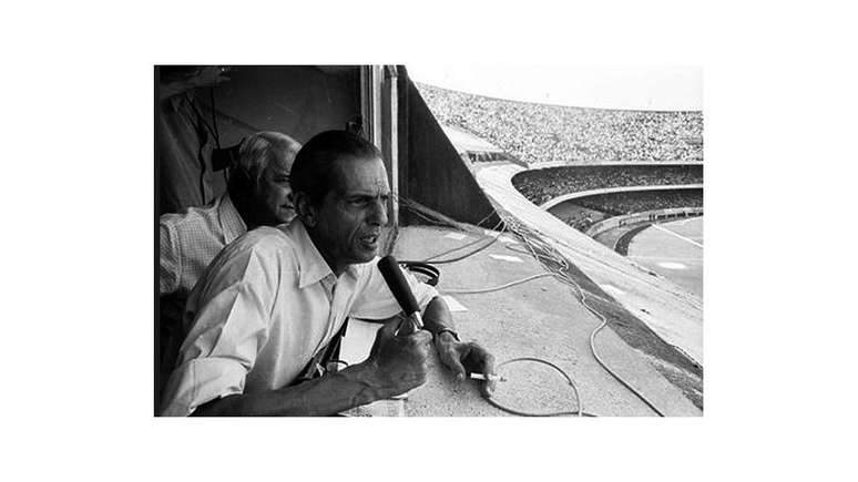 Jo&atilde;o Saldanha e Geraldo Jos&eacute; (ao fundo) transmitindo um jogo no est&aacute;dio do Morumbi