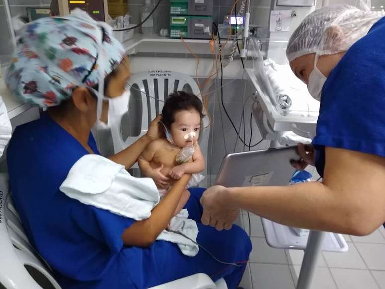 A bebê Laila Vitória, de 3 meses, está na UTI, em Fortaleza, e só vê a mãe pela tela do tablet como precaução contra o coronavírus