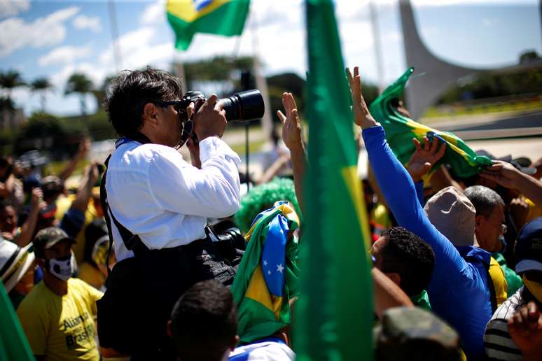 Manifestantes tentam impedir  Dida Sampaio de registrar ato em apoio a Jair Bolsonaro