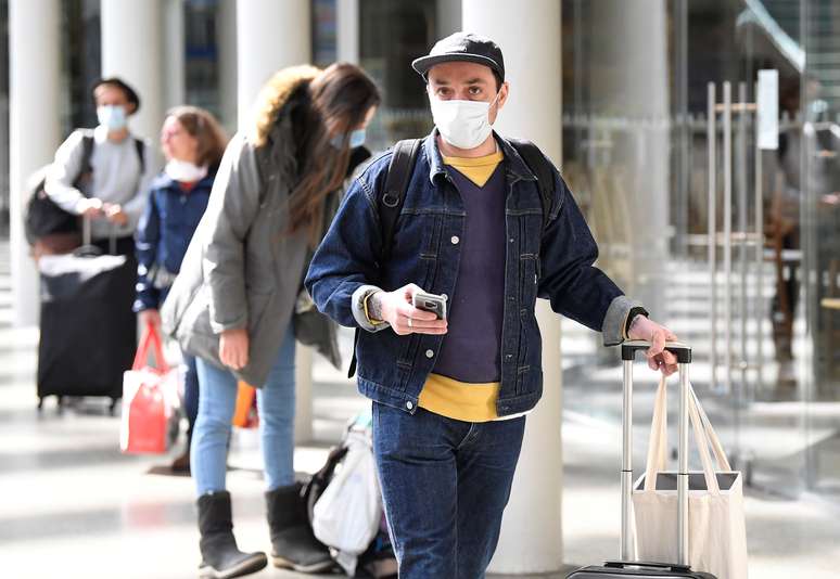 Pessoas usam máscaras de proteção em estação ferroviária em Londres
04/05/2020 REUTERS/Toby Melville