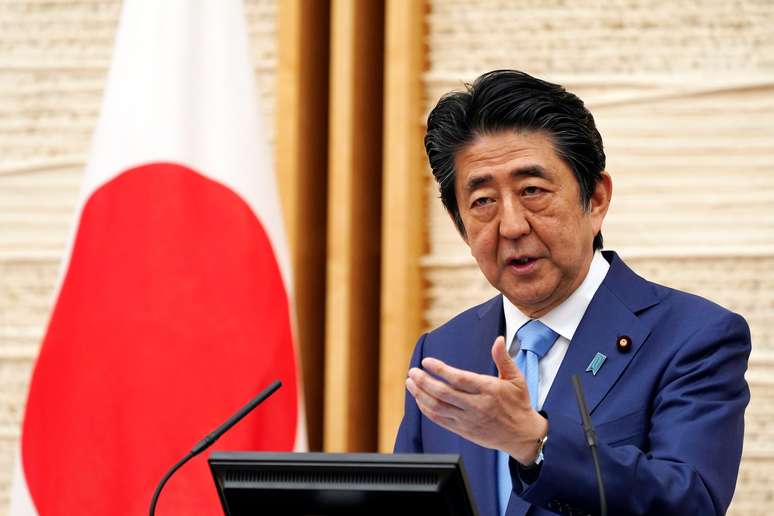 Premiê do Japão, Shinzo Abe, discursa em coletiva de imprensa ao ampliar estado de emergência no país
04/05/2020
Eugene Hoshiko/Pool via REUTERS