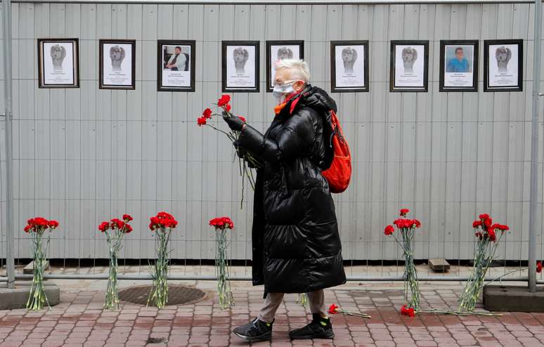 Mulher segura flores com máscara de proteção perto de memorial improvisado para médicos que supostamente morreram em São Petersburgo
28/04/2020
REUTERS/Anton Vaganov