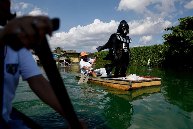Fatasiada de Darth Vader, autoridade filipina entrega pacotes de ajuda para moradores locais
04/05/2020
REUTERS/Eloisa Lopez