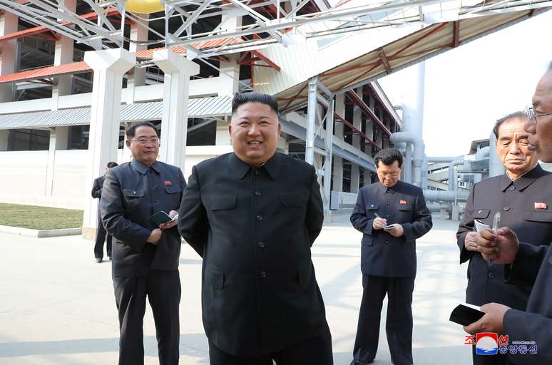 Líder norte-coreano, Kim Jong Un, comparece à inauguração de uma fábrica de fertilizantes
02/05/2020
KCNA/via REUTERS
