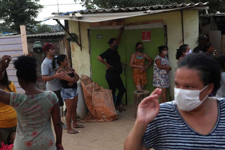 Moradores aguardam doações de alimentos na comunidade da Capadócia, Brasilândia, em São Paulo
1/5/2020 REUTERS/Amanda Perobelli