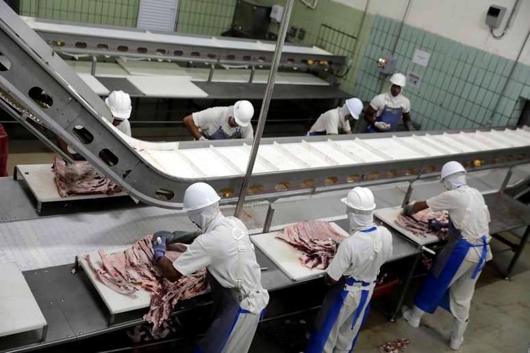 Processamento de carne bovina em frigorífico em Santana de Parnaíba (SP) 
19/12/2017
REUTERS/Paulo Whitaker