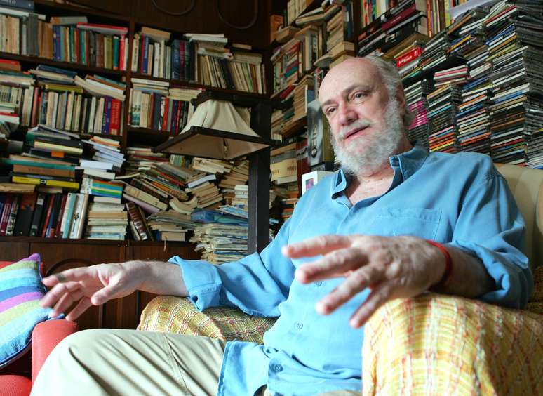 Aldir Blanc posa em uma livraria em lançamento de um livro de crônicas, no ano de 2006