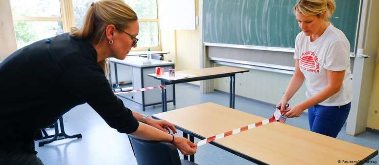 Professores preparam sala de aula para o retorno dos alunos na Alemanha