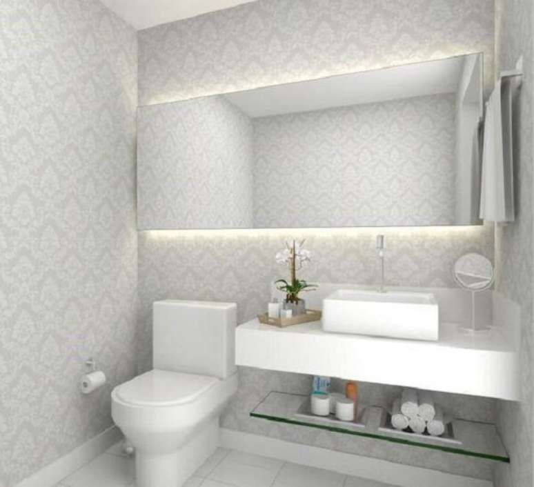 66. Banheiro com decoração clean conta com prateleira de vidro. Fonte: Pinterest