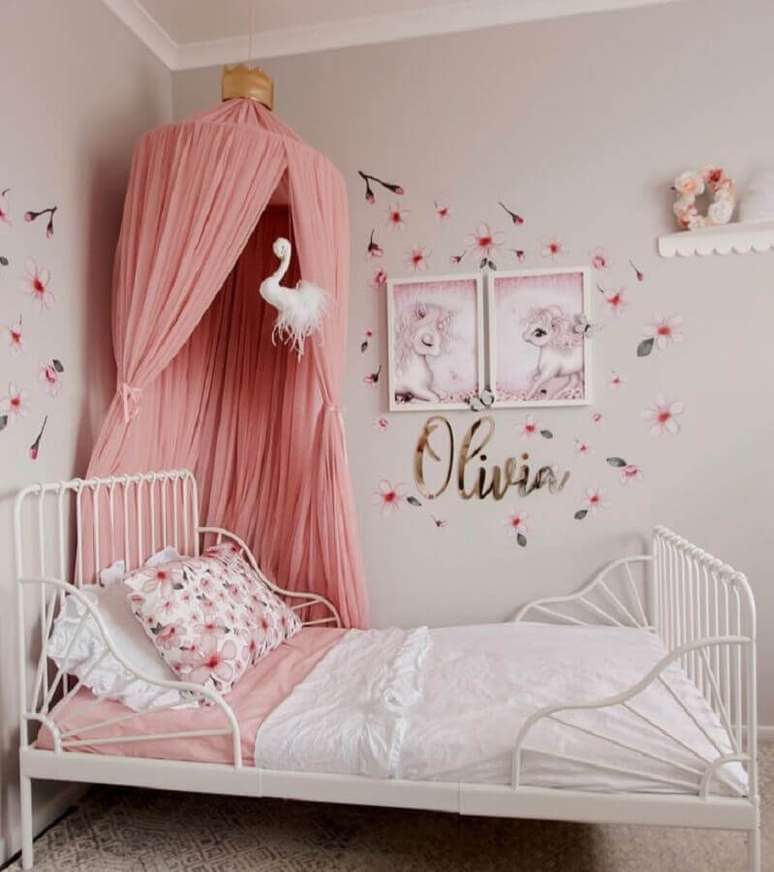 8. Decoração romântica com dossel rosa para quarto de menina de unicórnio – Foto: Happy and The Hound