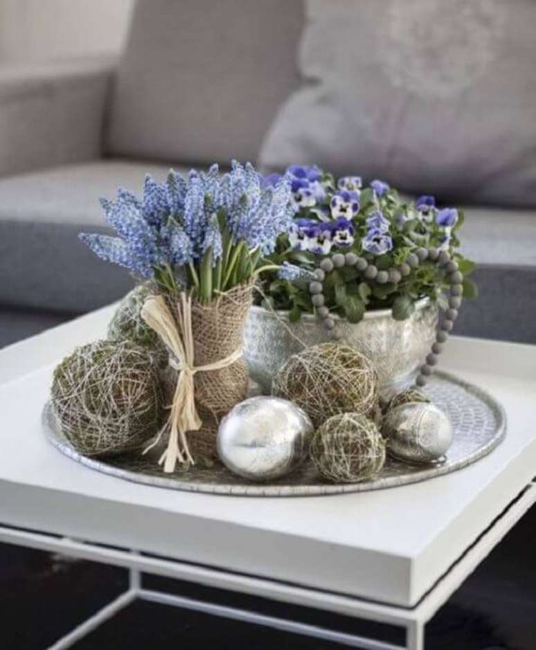 52. Centro de mesa azul com vaso prateado &ndash; Via: Revista VD