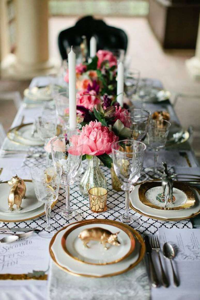 54. Centro de mesa com flores cor de rosa – Via: styke Meretty