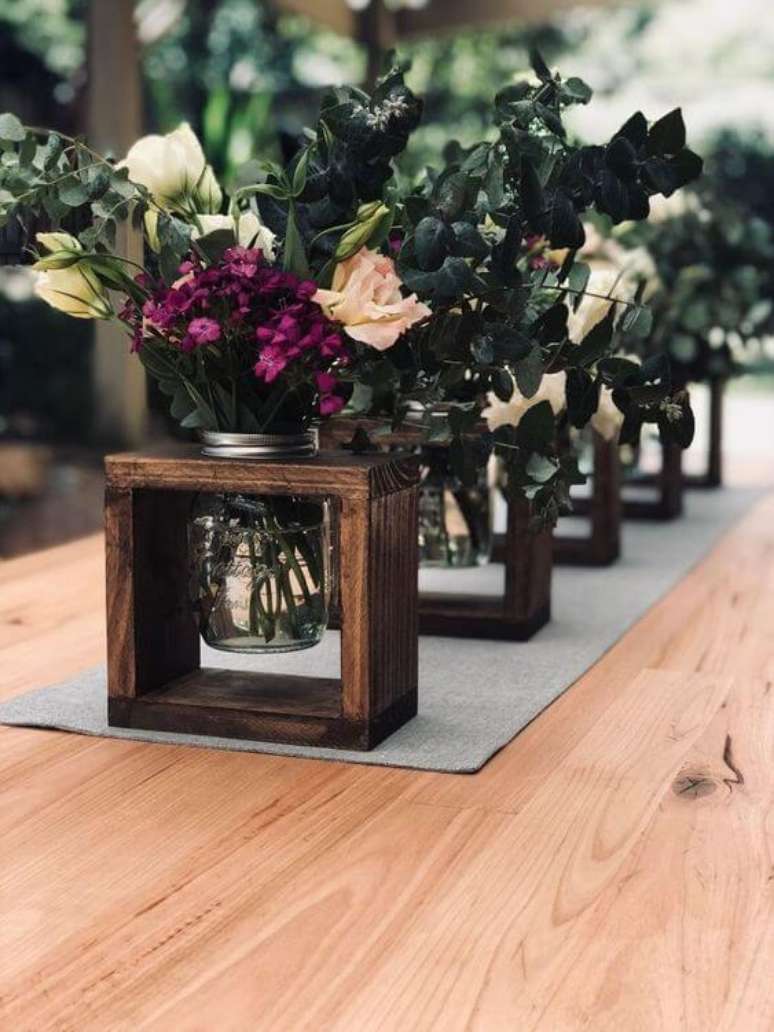 57. Centro de mesa com vaso de flores com detalhes em madeira – Via: intimate Weddings