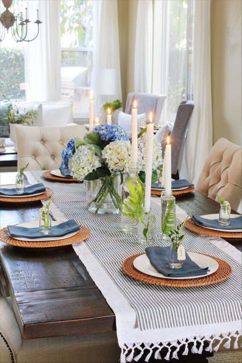60. Centro de mesa de jantar azul com velas – Via: Pinterest