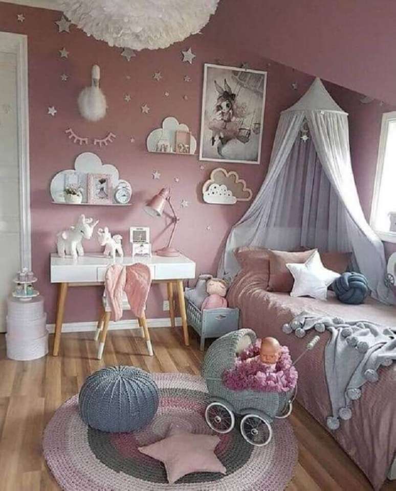 28. Decoração delicada para quarto de menina unicórnio com puff e tapete de crochê – Foto: CoachDecor