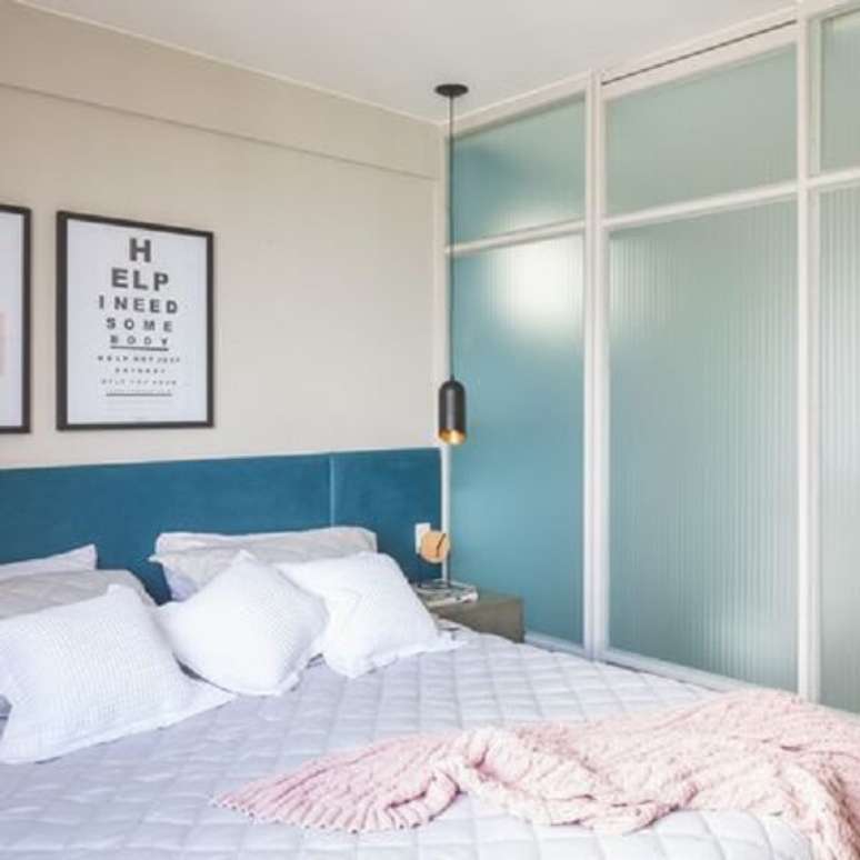 3. Dormitório com detalhe em azul. Fonte: Traama Arquitetura e Design