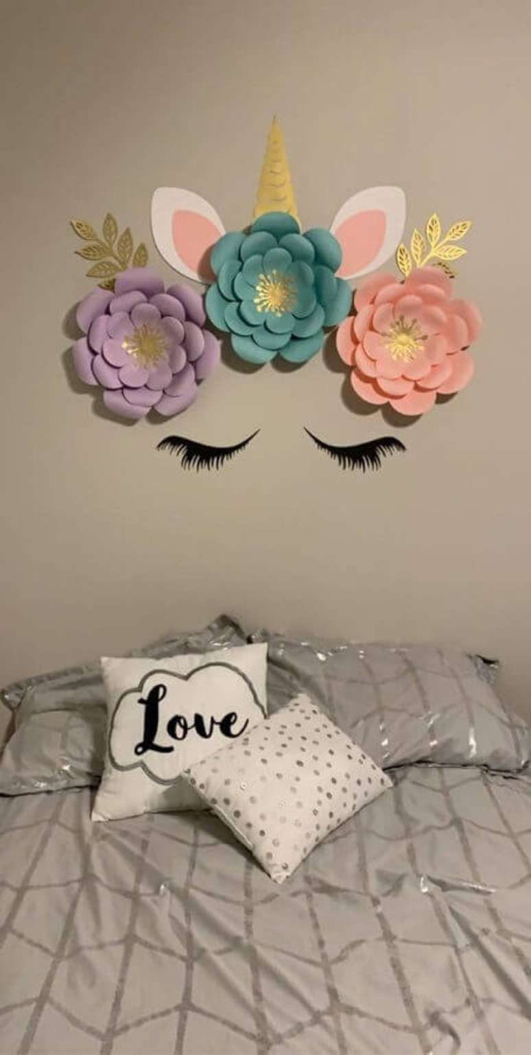 9. Ideia simples de decoração de quarto de unicórnio com flores de papel – Foto: Wish Upon A Flower