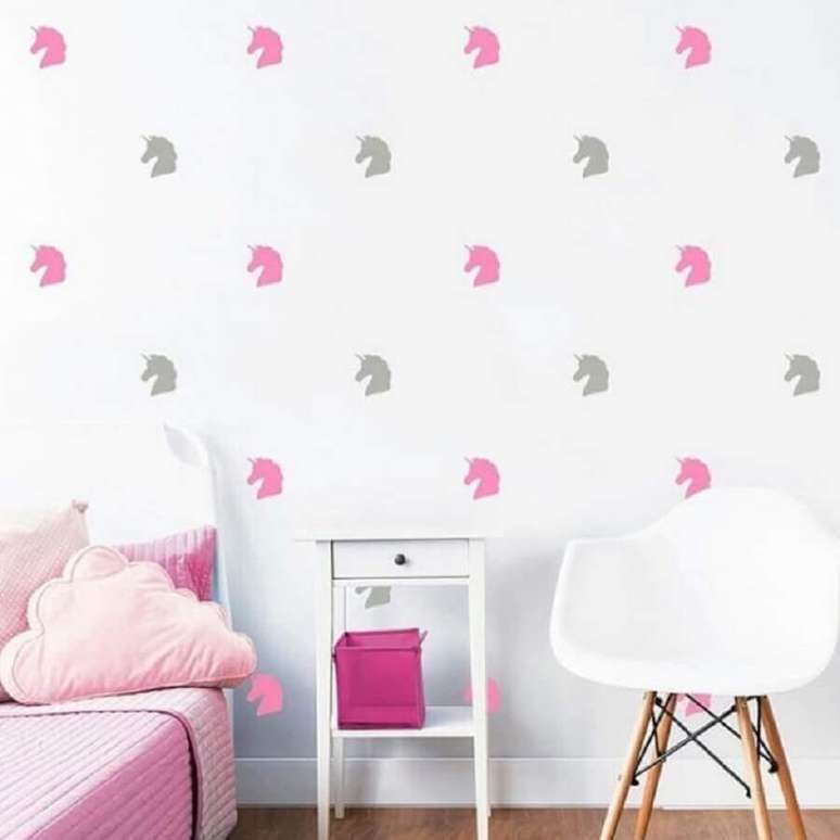 41. Modelo de papel de parede para quarto de unicórnio simples branco e rosa – Foto: Amora Adesivos