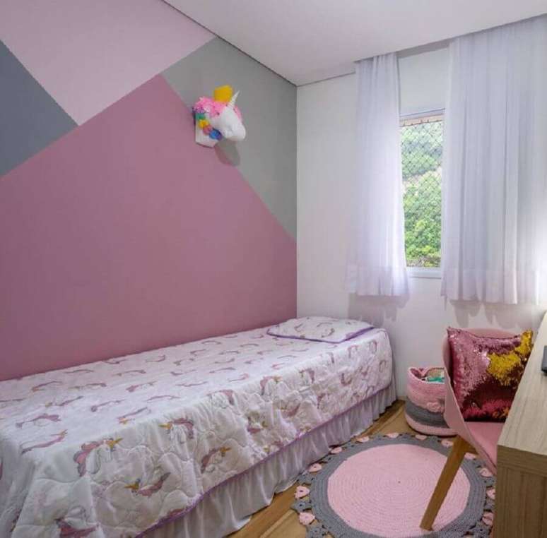 43. Decoração simples com pintura geométrica para parede de quarto de unicórnio – Foto: Pinterest