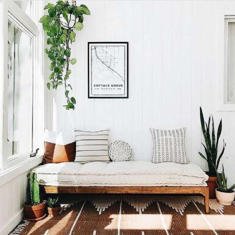 22. Decoração de sala simples com planta pendente – Foto: Pinterest
