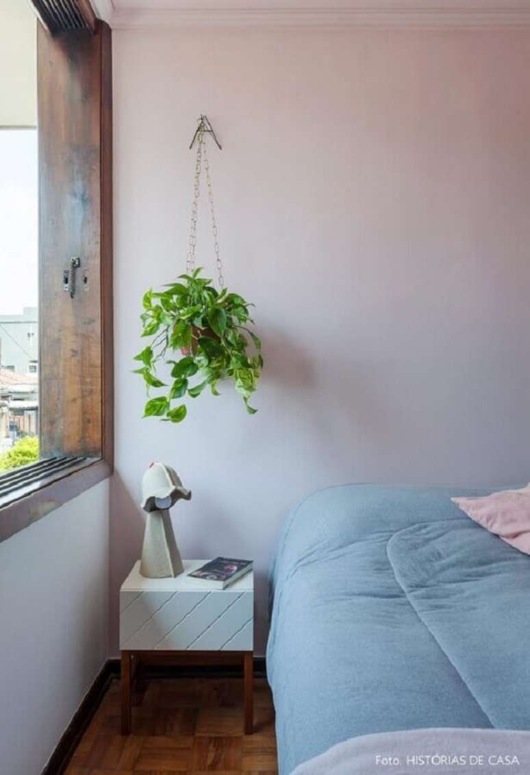24. Decoração clean e minimalista para quarto com planta pendente – Foto: Histórias de Casa