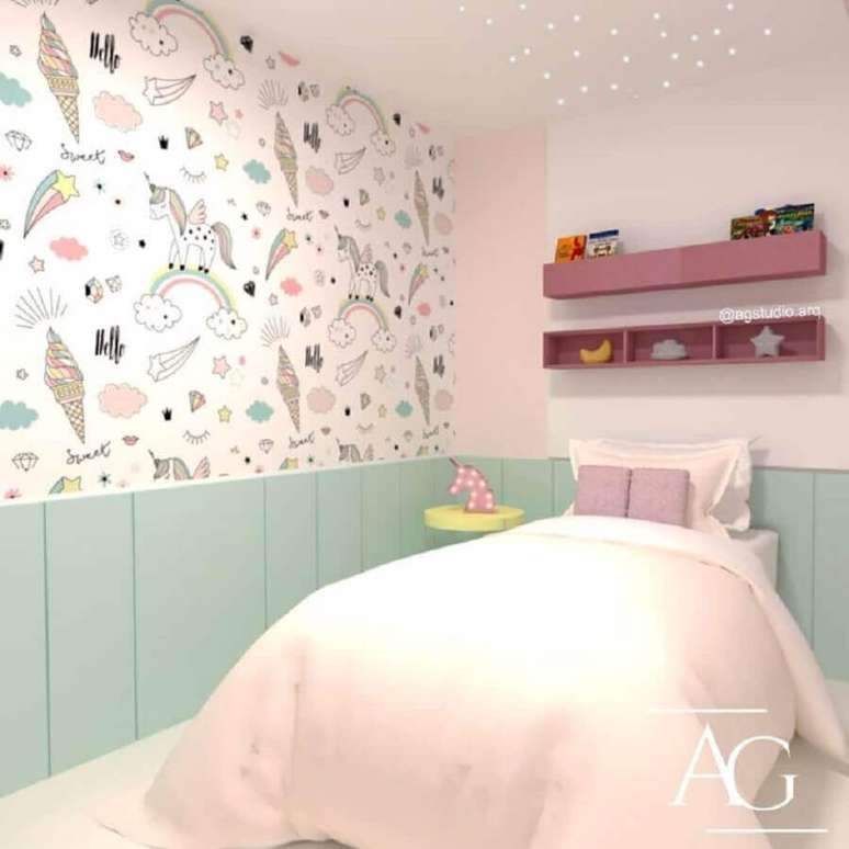 45. Quarto de menina unicórnio decorado em tons pastéis com papel de parede divertido – Foto: AG Studio