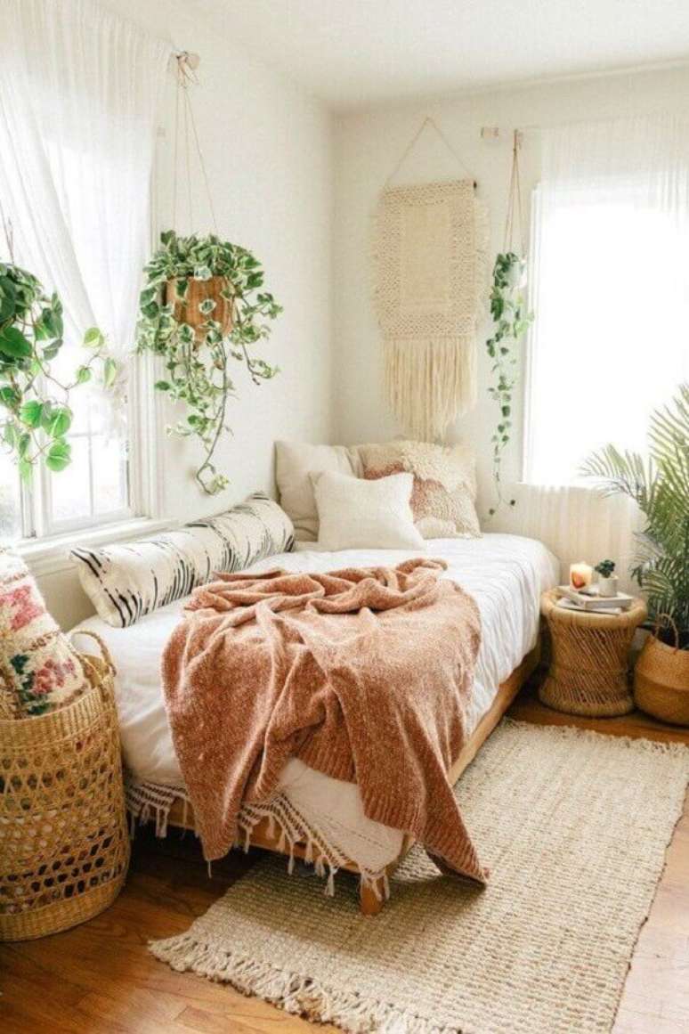 29. Quarto r&uacute;stico decorado com v&aacute;rios suporte para plantas pendentes &ndash; Foto: Pinterest