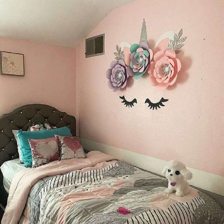 51. Quarto do unicórnio simples decorado com rosas de papel na parede – Foto: Etsy