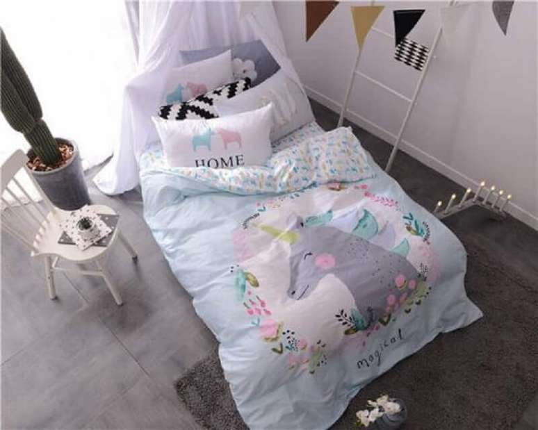 52. Roupa de cama para decoração de quarto de unicórnio clean – Foto: Webcomunica