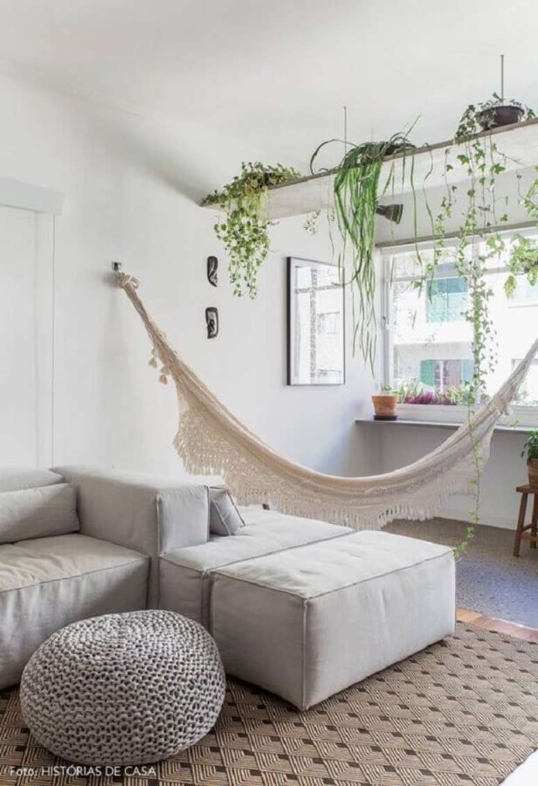 30. Sala de estar toda branca decorada com prateleira suspensa com plantas pendentes e rede – Foto: Casa de Valentina