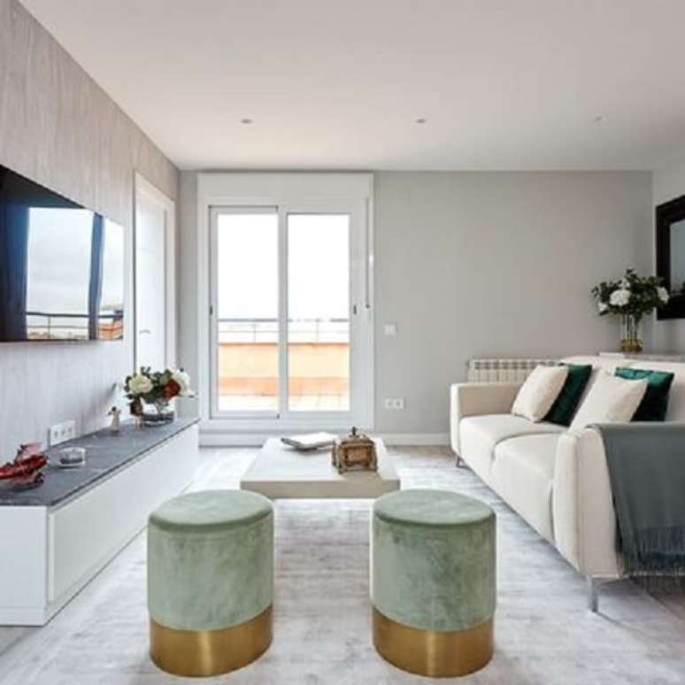 1. Sala de estar com tapete e sofá com mantas e almofadas. Fonte: Cecilia Caro