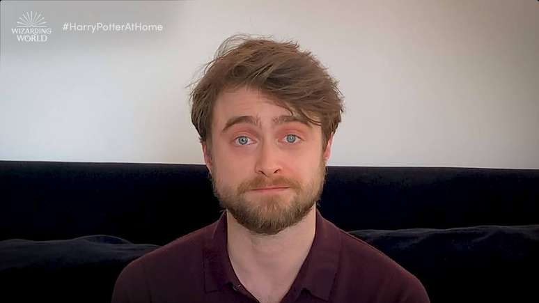 Daniel Radcliffe, protagonista dos filmes 'Harry Potter', aparece em v&iacute;deo lendo o primeiro livro da franquia