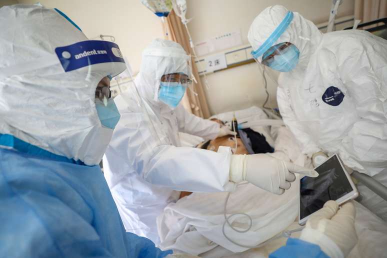 M&eacute;dicos tratam de paciente contaminado com o coronav&iacute;rus em hospital em Wuhan, em fevereiro
16/02/2020
China Daily via REUTERS 
