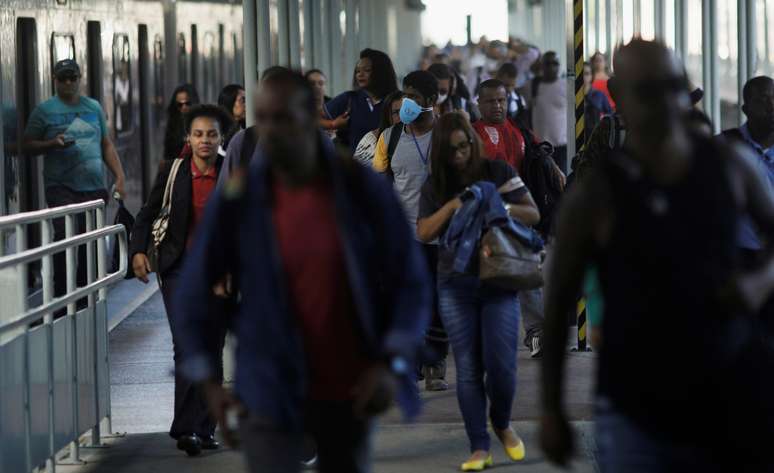 Passageiros caminham em plataforma da Central do Brasil, no Rio de Janeiro
24/03/2020
REUTERS/Ricardo Moraes