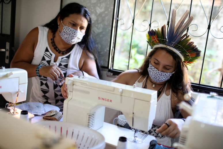 Mulheres indígenas com máscaras de proteção fabricam máscaras em meio à pandemia de Covid-19 em Manaus
24/04/2020 REUTERS/Bruno Kelly