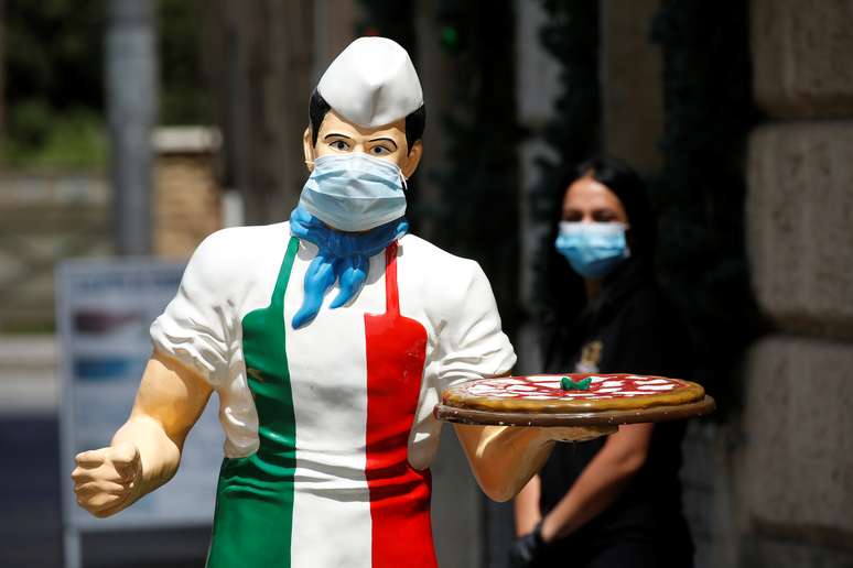 Estátua com máscara de proteção em frente a restaurante em Roma
05/05/2020 REUTERS/Remo Casilli