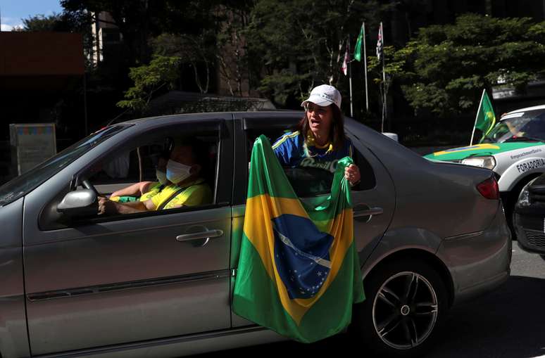 Apoiadores do presidente Jair Bolsonaro participam de carreata contra medidas de isolamento em São Paulo
03/05/2020
REUTERS/Amanda Perobelli