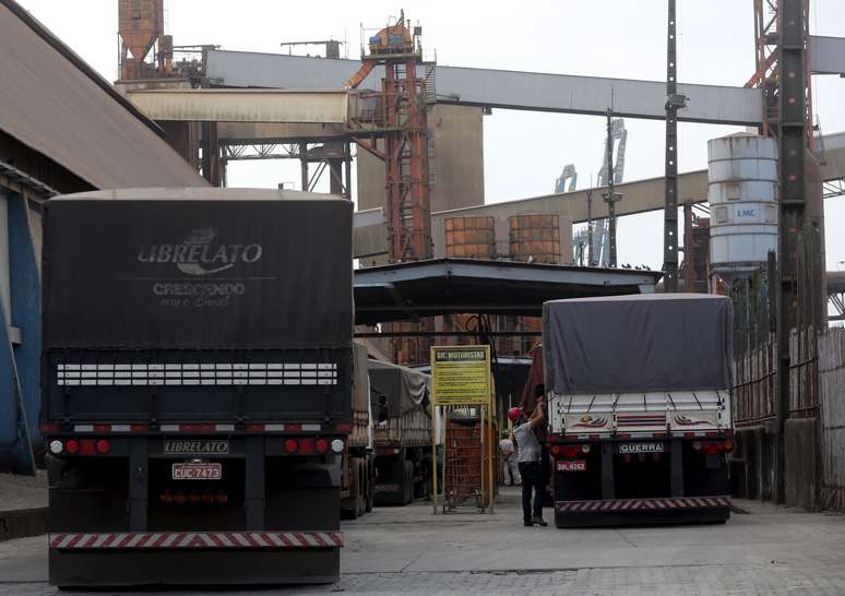 Caminhoneiros aguardam para descarregar no Porto de Santos (SP) 
19/05/2015
REUTERS/Paulo Whitaker