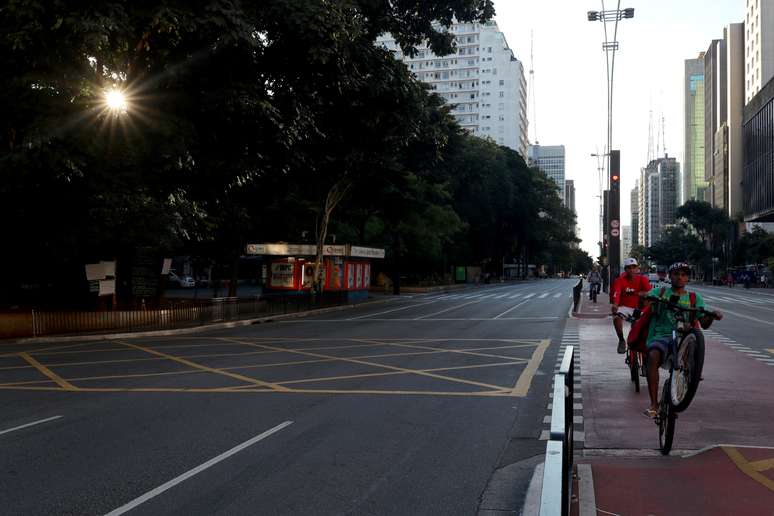 Avenida Paulista, em São Paulo, praticamente vazia em meio a medidas de isolamento tomadas para conter a disseminação do coronavírus 
24/03/2020
REUTERS/Amanda Perobelli