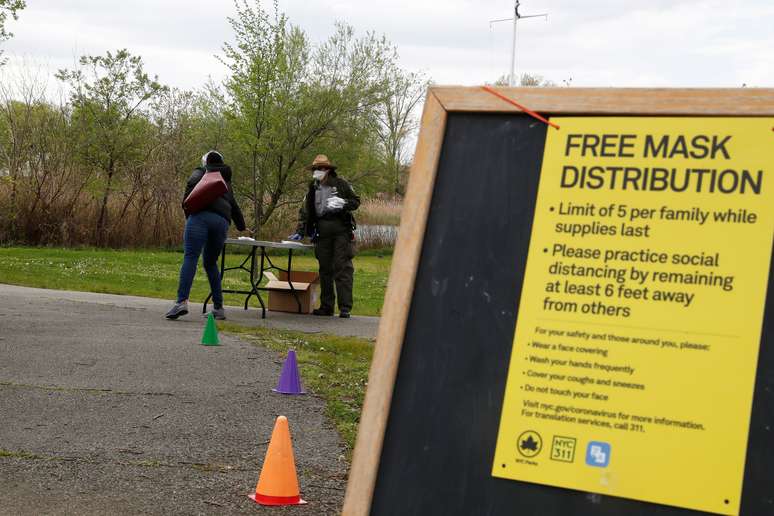 Ponto de distribuição de máscara em parque do Queen, em Nova York
04/05/2020
REUTERS/Shannon Stapleton