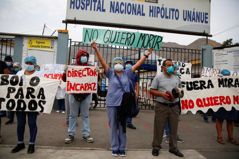 Profissionais de saúde protestam devido à falta de equipamentos de proteção do lado de fora de hospital em Lima
04/05/2020
REUTERS/Sebastian Castaneda