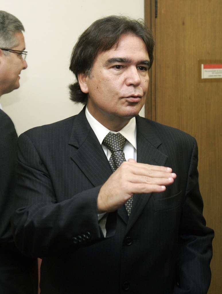 	Brasil, Rio de Janeiro, RJ. 18/06/2010. O ministro da Saúde, José Gomes Temporão, após anúncio no Instituto Nacional de Câncer (INCA), no centro do Rio de Janeiro. O Sistema Único de Saúde (SUS) por meio de um acordo com a Novartis, fabricante do comprimido de Misilato de Imatinibe, conhecido como Glivec, usado no tratamento de cerca de 7,5 mil pacientes do SUS com Leucemia Mielóide Crônica e um tipo de Câncer Gastrointestinal terá uma economia de R$ 400 milhões. Com a decisão de centralizar a compra do medicamento, o Ministério da Saúde conseguiu baixar o preço de R$ 42,50 para R$ 20,60. O acordo é um dos maiores celebrados pelo Ministério da Saúde.