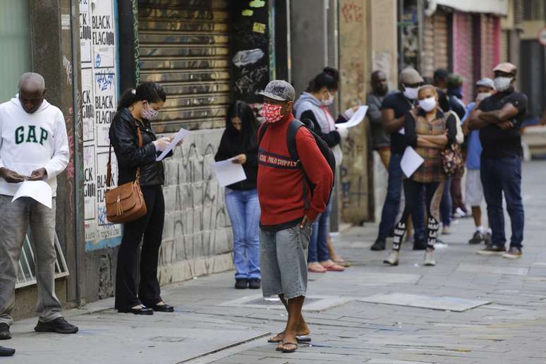  Pessoas enfrentam fila em uma das agências da Caixa Econômica Federal, no centro de São Paulo