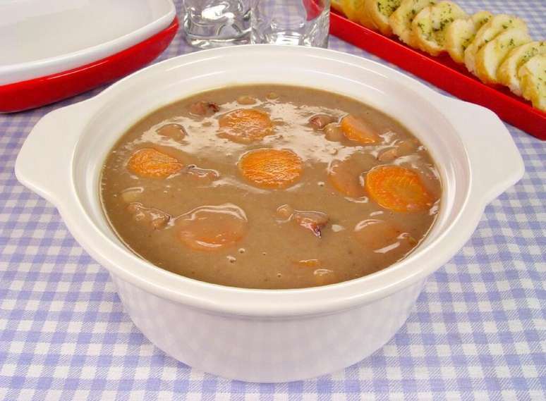 Guia da Cozinha - 11 receitas de caldo de feij&atilde;o para provar nos dias frios