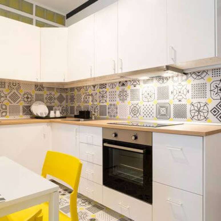 4. Incluir adesivos na cozinha é um dos truques para melhorar a decoração da casa. Fonte: Imaisde Design Studio