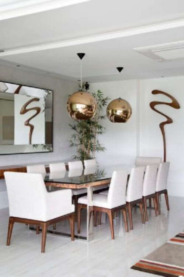58. Decoração clean com espelho para sala de jantar moderna toda branca com luminária pendente cobre – Foto: Conexão Decor