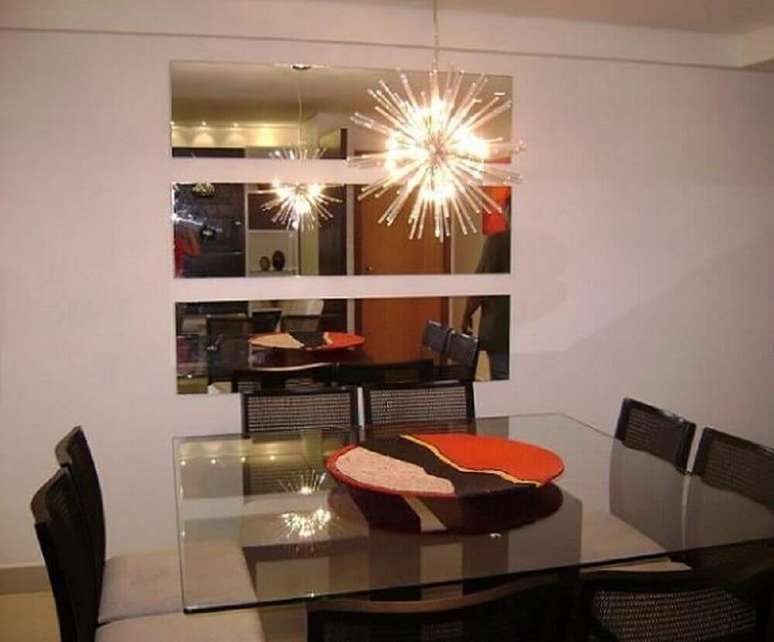 20. Decoração de sala de jantar com espelho de luminária