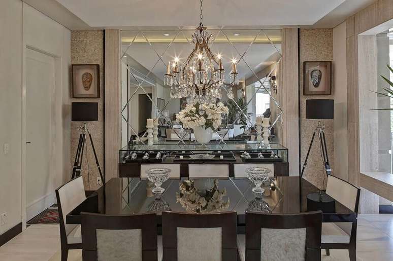 28. Decoração linda e sofisticada de sala de jantar com espelho e lustre