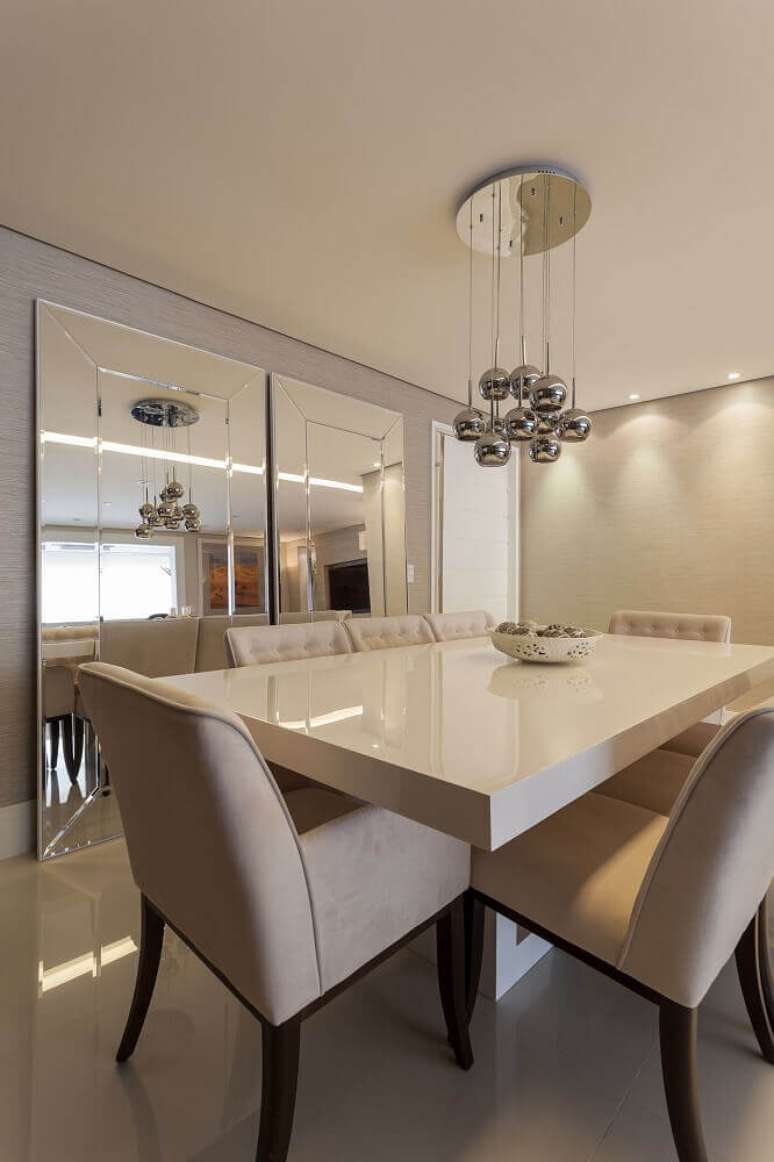 4. Sofisticada decoração de sala de jantar com espelho facetado apoiado no piso